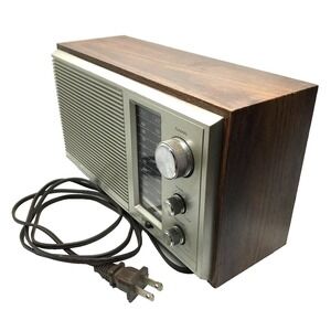 VINTAGE REALISTIC MTA-15 AM/FM TABLE RADIO MODEL NO. 12-695